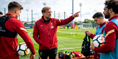 利物浦主帅克洛普在训练场指导球员