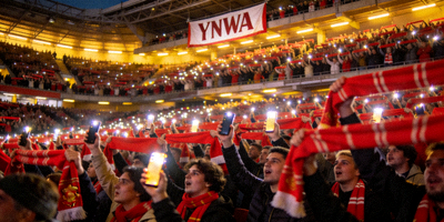 YNWA全场大合唱感人瞬间